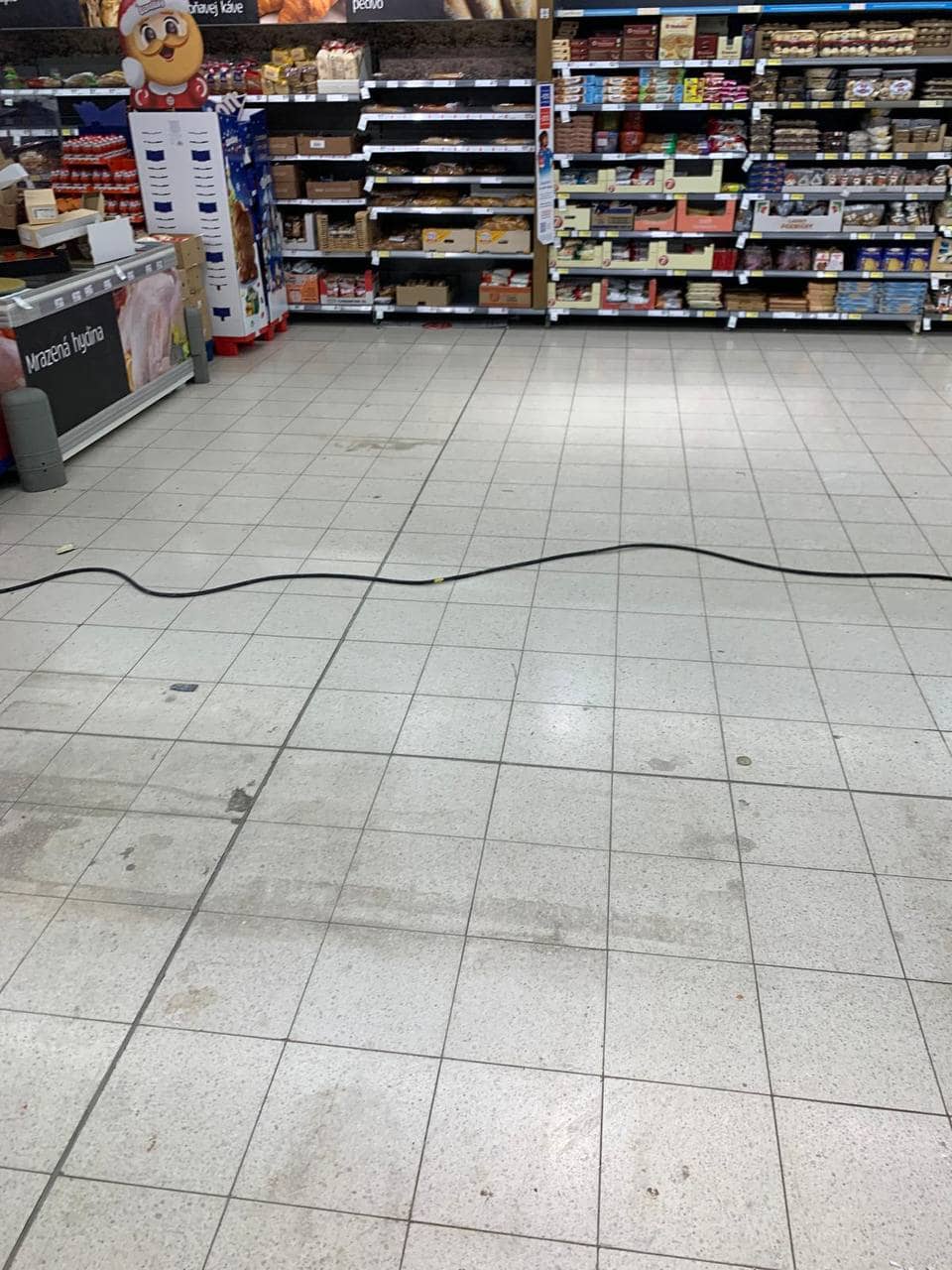 čištění garáží a úklid hal, stav před realizací