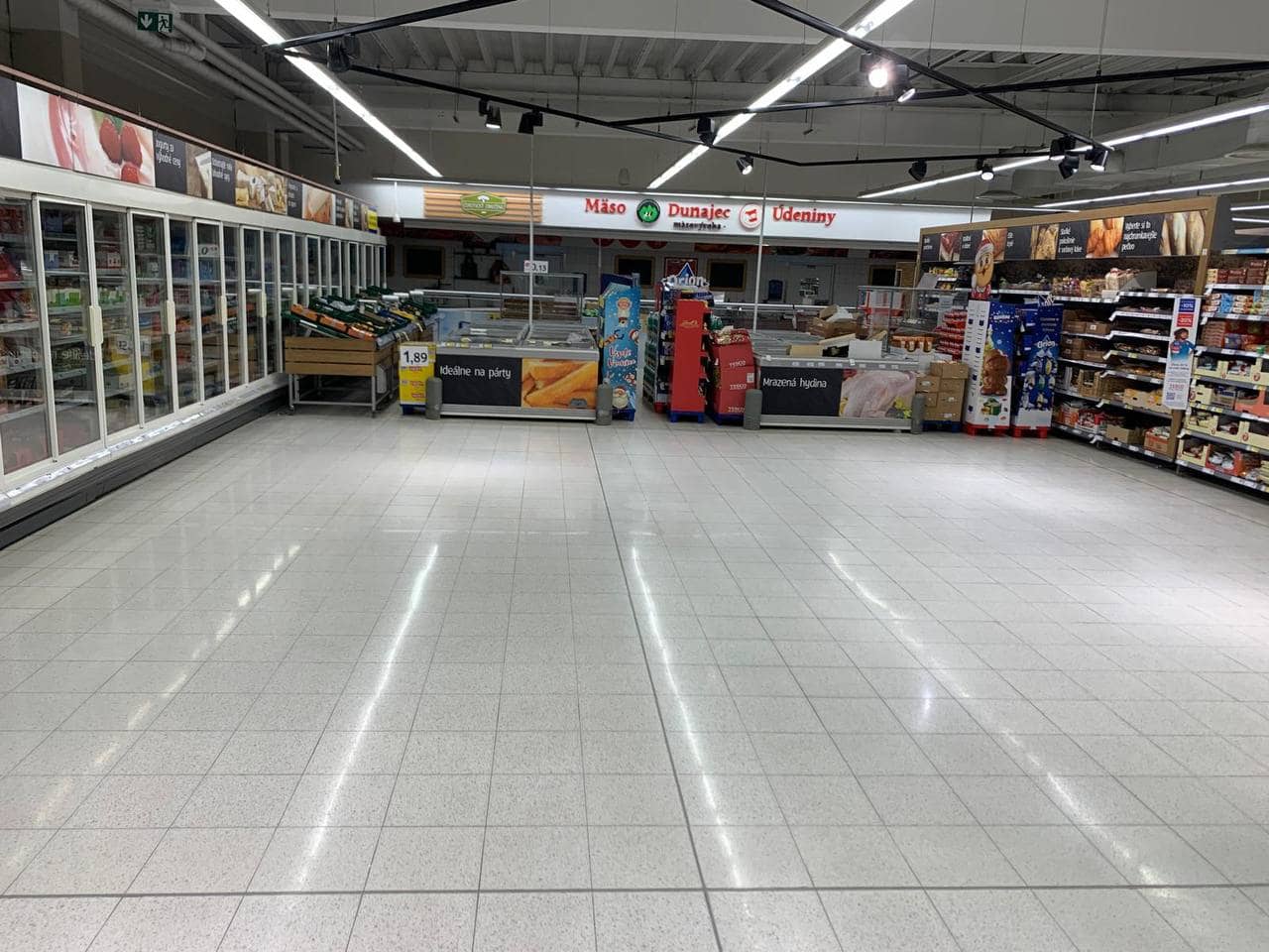 Uklizená skladová hala po strojovém čištění podlahy