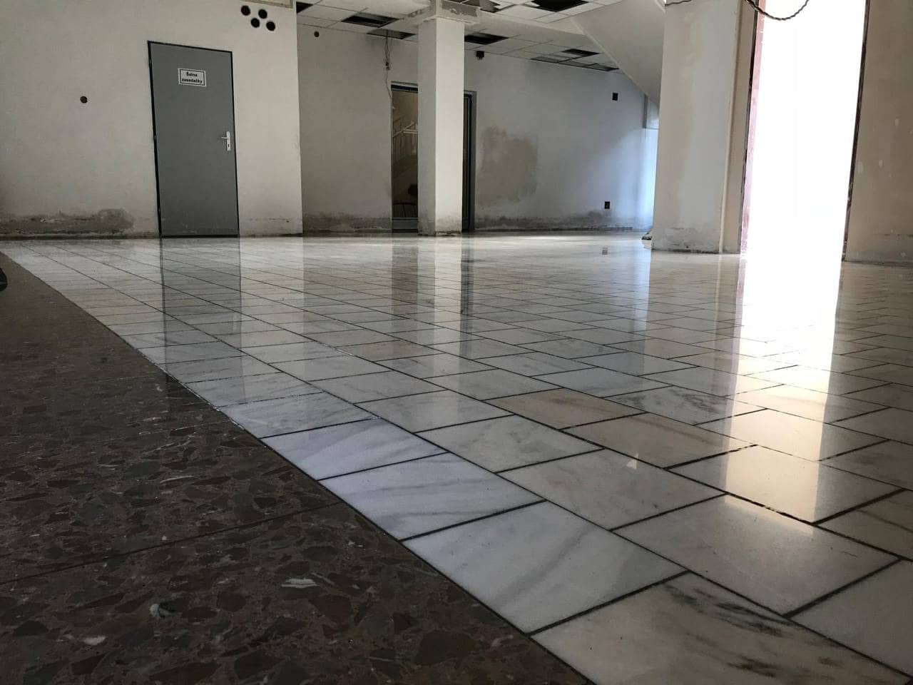 Obchodní prostor po úklidu po stavbě, s vyleštěnou podlahou