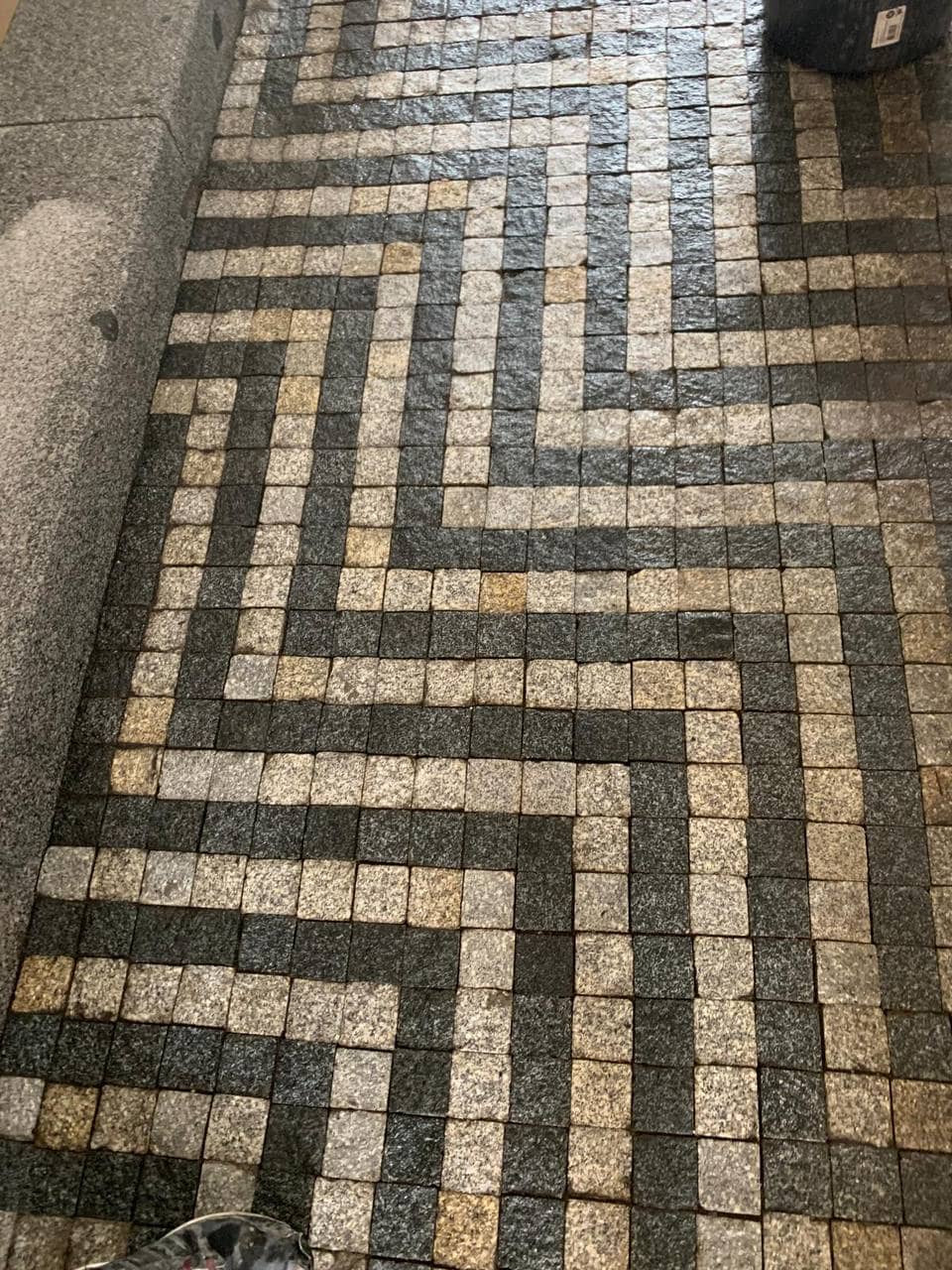 Vyleštěná žulová podlaha po broušení a leštění